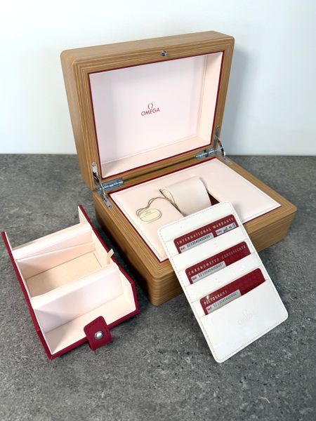 Omega Speedmaster Date 323.30.40.40.06.001